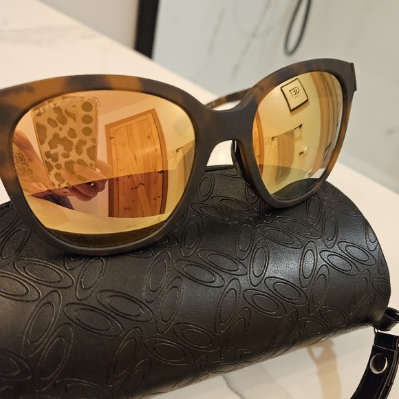 Oakley womens sunglasses - Picture 2 of 2